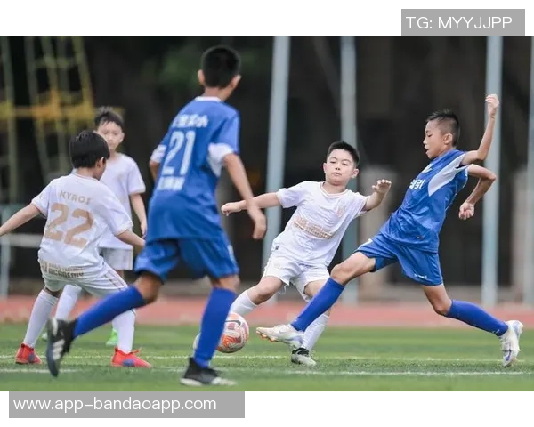 精妙配合助力进球足球场上的默契与团队精神展现 精妙配合助力进球足球场上的默契与团队精神展现