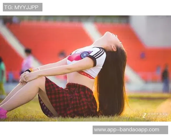 空姐化身足球宝贝展现魅力与活力引领时尚潮流与运动激情结合的全新风尚 空姐化身足球宝贝展现魅力与活力引领时尚潮流与运动激情结合的全新风尚