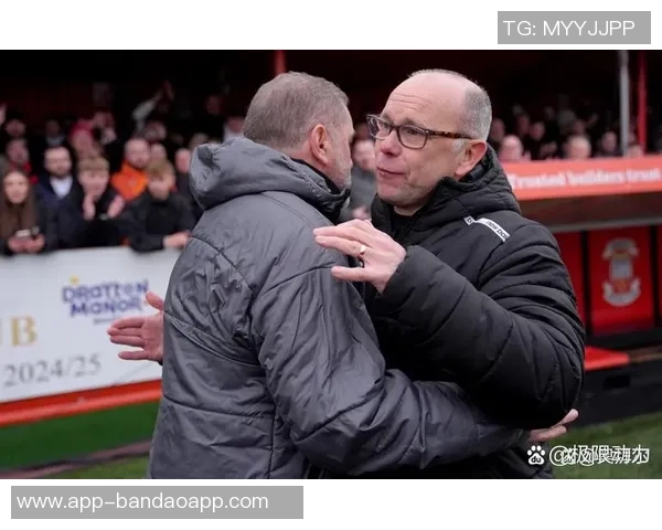 足球场上的奇葩瞬间那些让人哭笑不得的搞笑场景与球员趣事