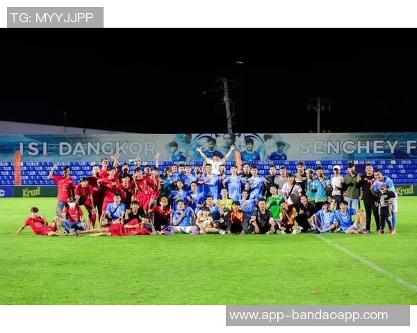 足球兄弟情深共筑梦想赛场上的激情与友谊瞬间回顾